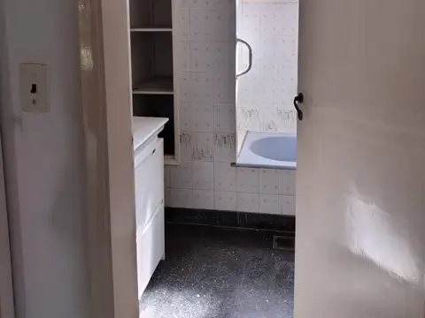 Casa 9 ambientes con 2 baños