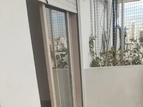 2 AMBIENTES EN FLORES CON BALCÓN, VISTA ABIERTA