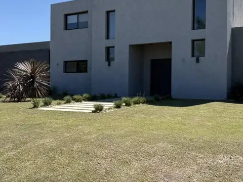 Casa 6 ambientes con 2 baños