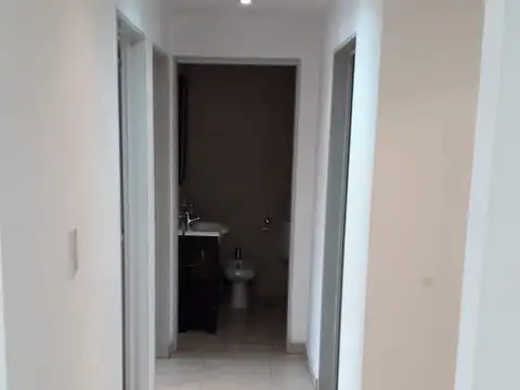 Departamento de 3 ambientes con balcón, en excelente ubicación y excelente estado!