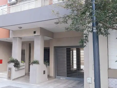 Departamento de 3 ambientes con balcón, en excelente ubicación y excelente estado!