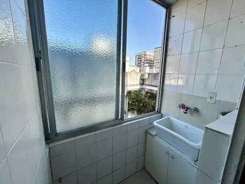 AMPLIO 2 AMB C/ COCINA SEPARADA, PISO ALTO A MTS DE PLAZA GUEMES
