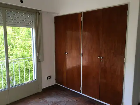 Casa con patio, terraza y garage para 2 autos (Pza España)