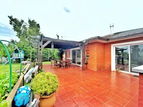 Casa en Alquiler con 2 cocheras