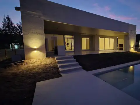 Venta de casa en una planta con pileta - Naudir Aguas Privadas