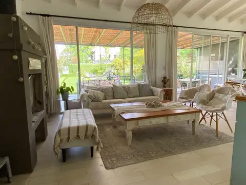 CASA de 4 DORM GALERIA PILETA PARRILLA - FOGON