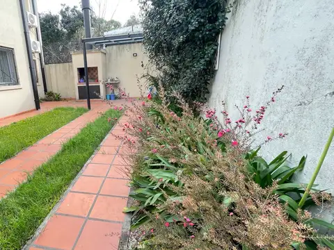Casa en venta de 3 ambientes en centro de Lujan. GBA Oeste