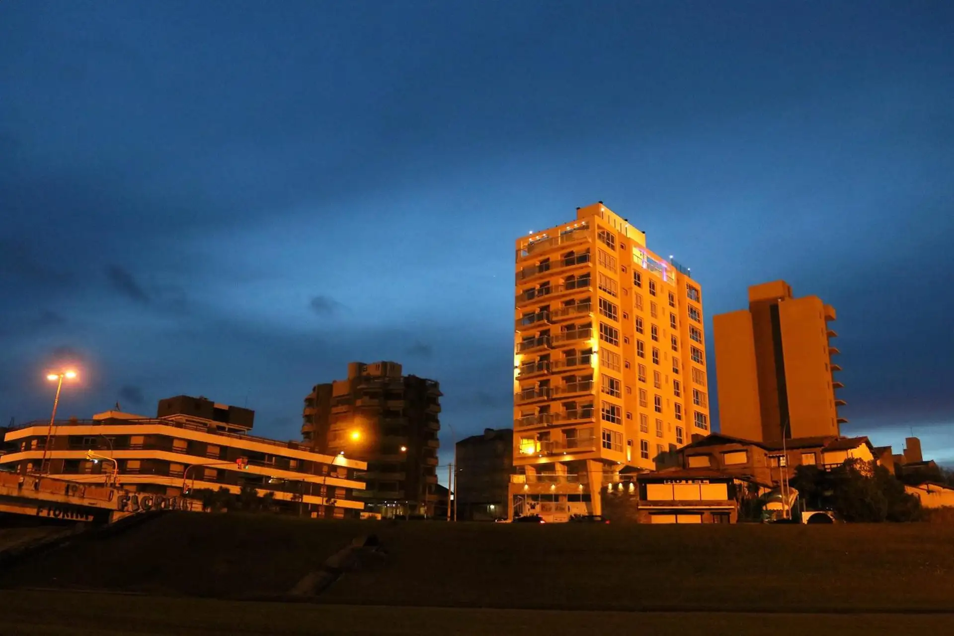 Departamento 5 amb, 146m² con 2 cocheras y vista al mar — Punta Mogotes
