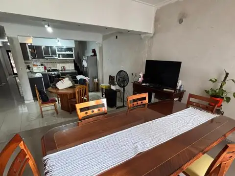 Casa 6 ambientes con 2 baños