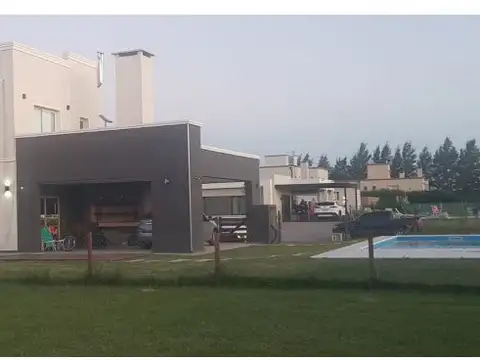 Casa 5 ambientes con 4 baños