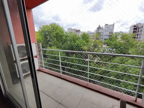 Hermoso 2 ambientes con balcon al frente y cochera fija