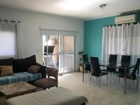 Casa en Alquiler con 2 cocheras