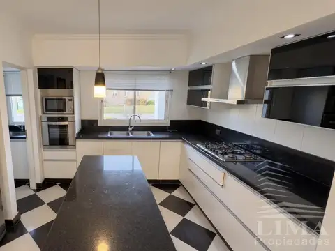 Casa en Alquiler con 2 cocheras