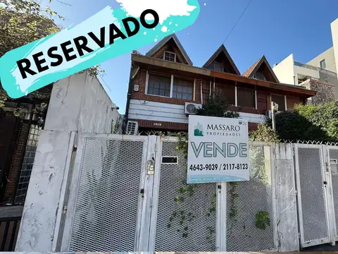 Departamento tipo casa 4 ambientes con fondo en 3 plantas, Liniers.