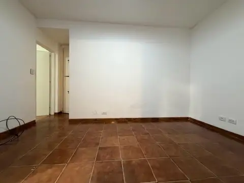 Alquiler departamento de 2 ambientes con patio en el centro de Santos Lugares