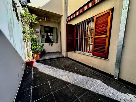 Casa 6 ambientes con 2 baños