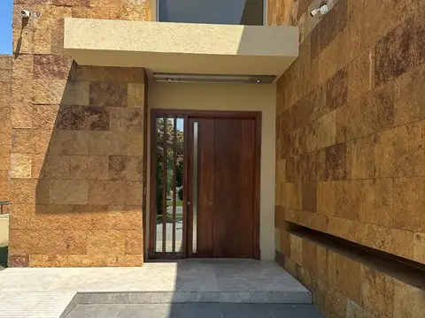 Casa en Alquiler con 4 cocheras