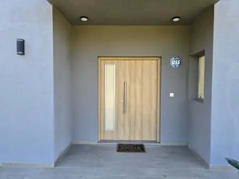 Casa en Alquiler con 4 cocheras