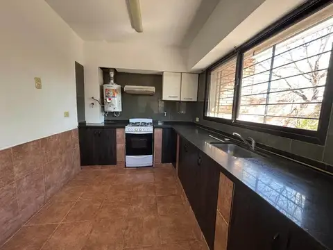 Casa en Alquiler con 2 cocheras
