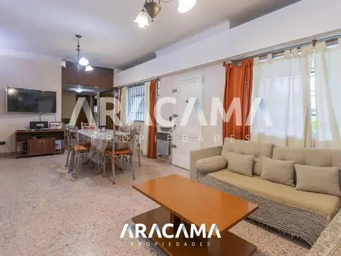 Casa en Venta con 3 cocheras