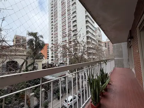 Increible Semipiso de 4 ambientes con dependencia, balcón corrido al frente y cochera fija.