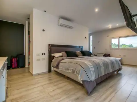 Casa 8 ambientes con 4 baños