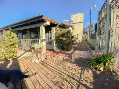 Venta casa 2 dormitorios con pileta agua de oro