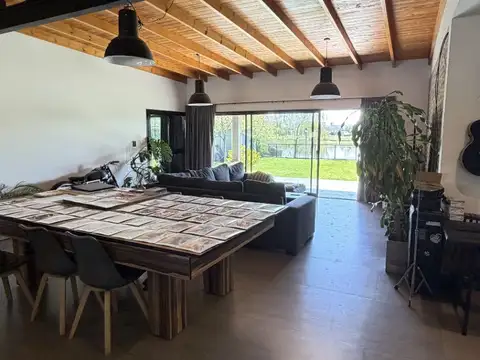 Casa en Venta con 3 cocheras