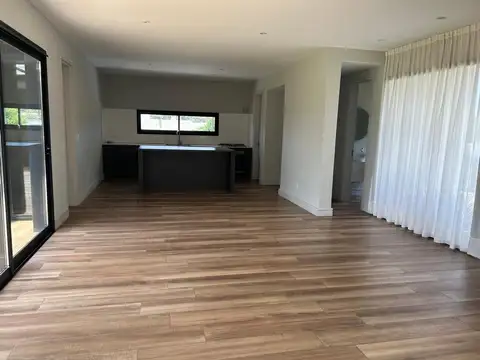 Casa en Alquiler con 3 cocheras