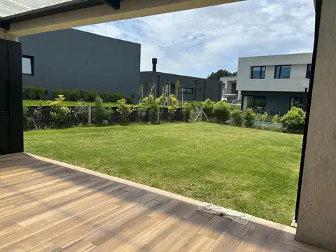 Casa 4 ambientes con 3 baños