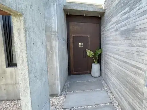 Casa al Rio en venta San Benito, Villa Nueva