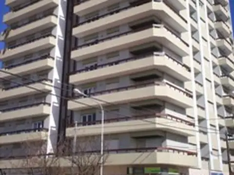 Depto. de 2 Amb. completamente reciclados, en el tradicional Edif. ACUARIO IV