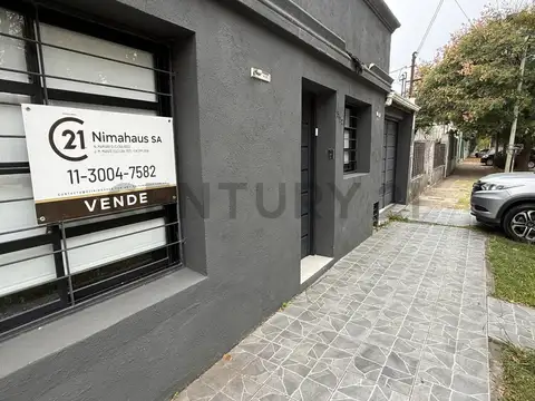 VENTA DE CASA MODERNA 4 AMBIENTES CON PATIO Y GARAJE -DESOCUPADA-