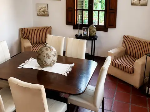 CASA  DE 3 DORMITORIOS CON GRAN PATIO  Y QUINCHO