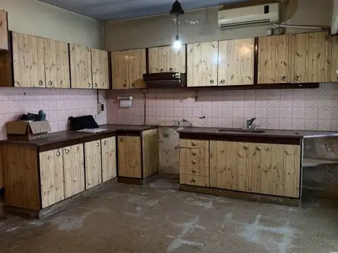 VENTA CASA 3 AMBIENTES A RECICLAR, CON GALPON EN RAMOS MEJIA