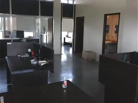 Oficina 5 ambientes con 2 baños