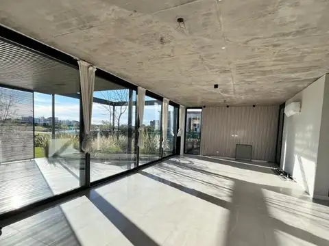 Casa en Alquiler con 2 cocheras