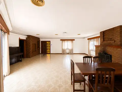 Casa en Alquiler con 2 cocheras