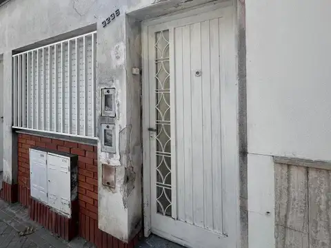 Casa de pasillo un dormitorio + Patio en Barrio Luis Agote
