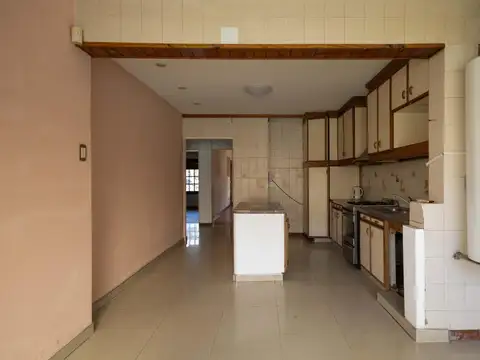Casa en Alquiler de 5 Ambientes en Olivos con Pileta y Parrilla