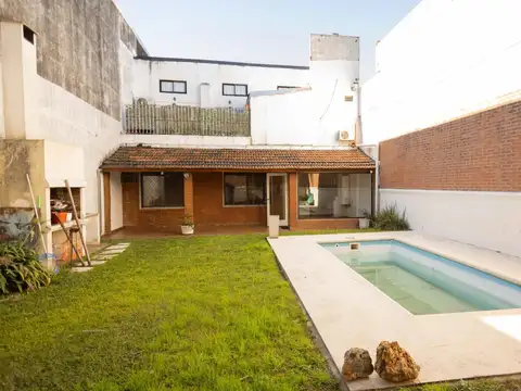 Casa en Alquiler de 5 Ambientes en Olivos con Pileta y Parrilla