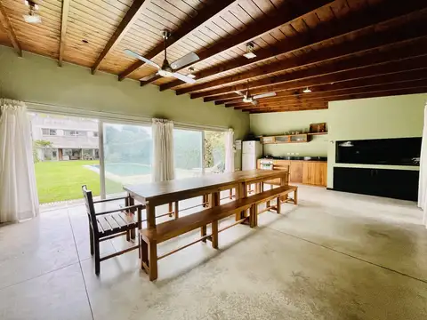 Casa 8 ambientes con 4 baños