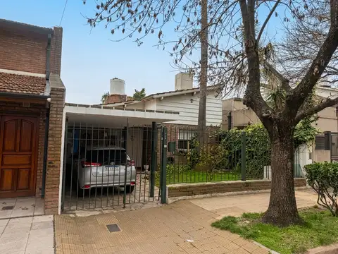 Casa en Venta en Una Planta con Jardín al Frente, Fondo y Parrilla