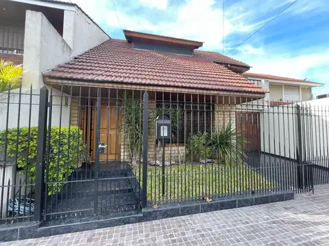 Impecable Casa en venta a metros de Las Lomitas  Lomas de Zamora