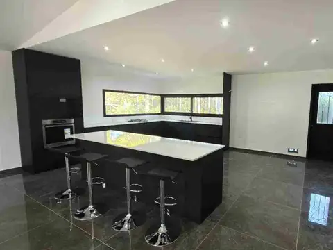Casa 7 ambientes con 4 baños