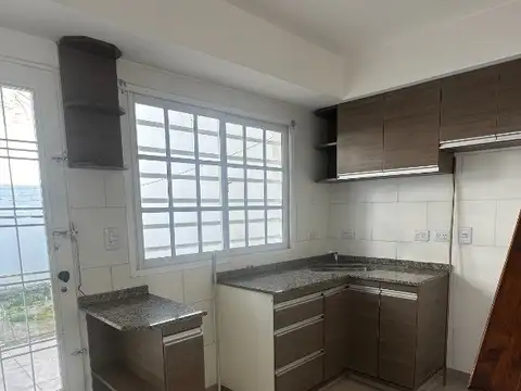 MODERNO Y EXCLUSIVO DUPLEX EN BANFIELD. 2 HABITACIONES Y PATIO.