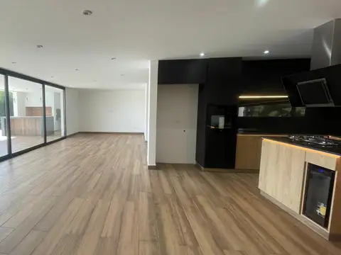 Casa en Venta con 4 cocheras
