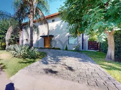 MODERNA CASA DE DISEÑO CON UN ESPECTACULAR JARDÍN PENSADO PARA DISFRUTAR TODO EL AÑO