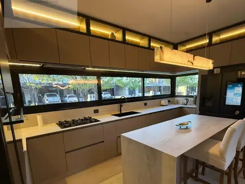 Casa en Venta con 2 cocheras