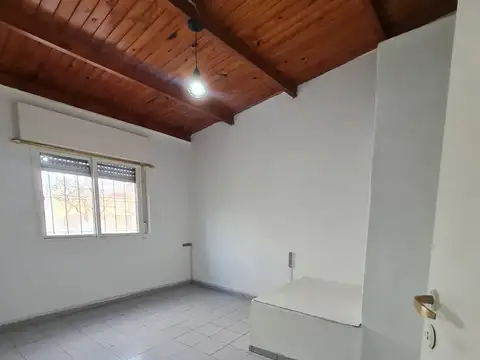 Dueño Alquila depto. de 2 ambientes.  Sin Expensas.    Todo recién pintado y con mejoras!